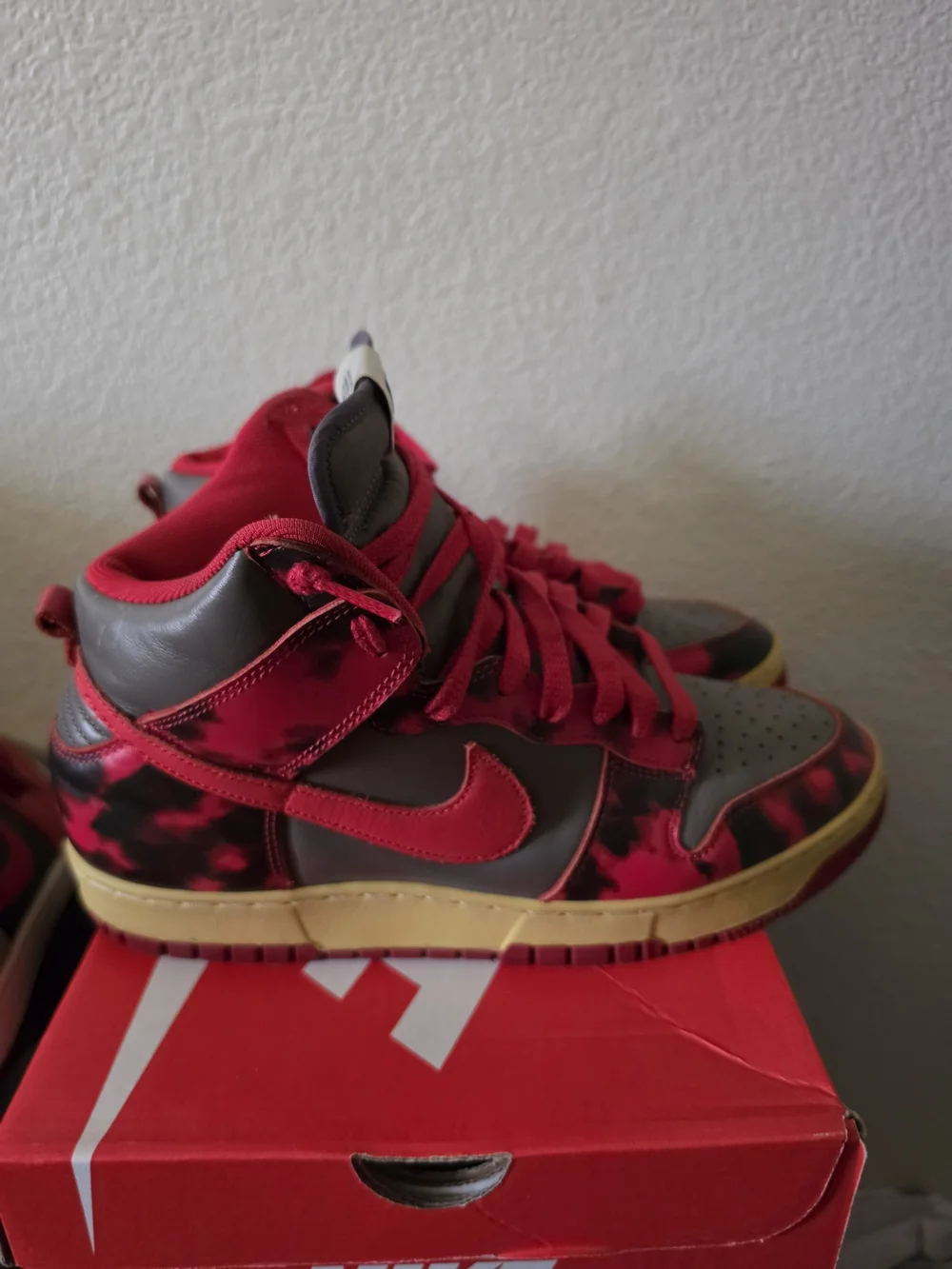 Nike Mens High-Top Sneakers in Red and Gray
